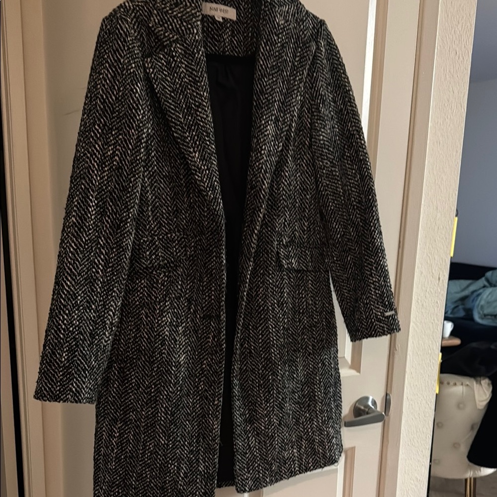 Nine West Black and White Trench Coat with Notched Lapel and Textured Fabric